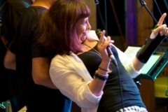 EDWIGE SE LACHE